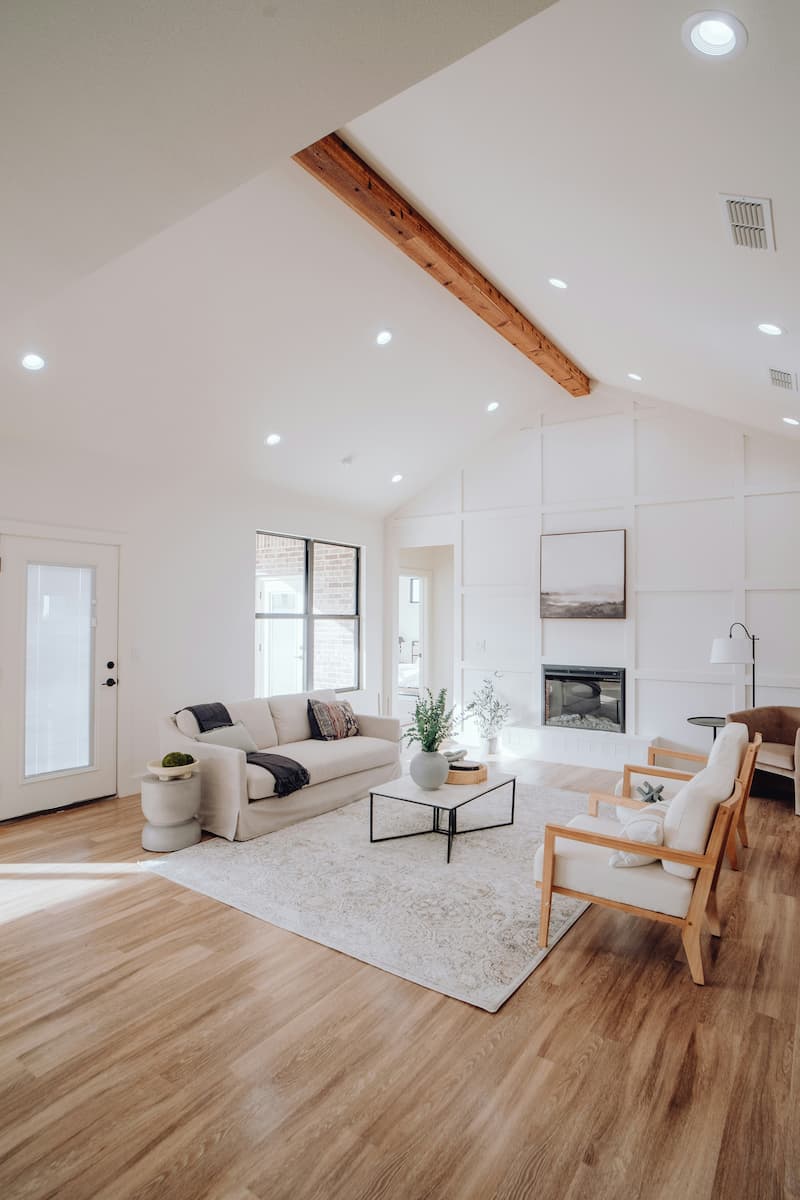Intérieur impeccable mis en valeur pour la vente