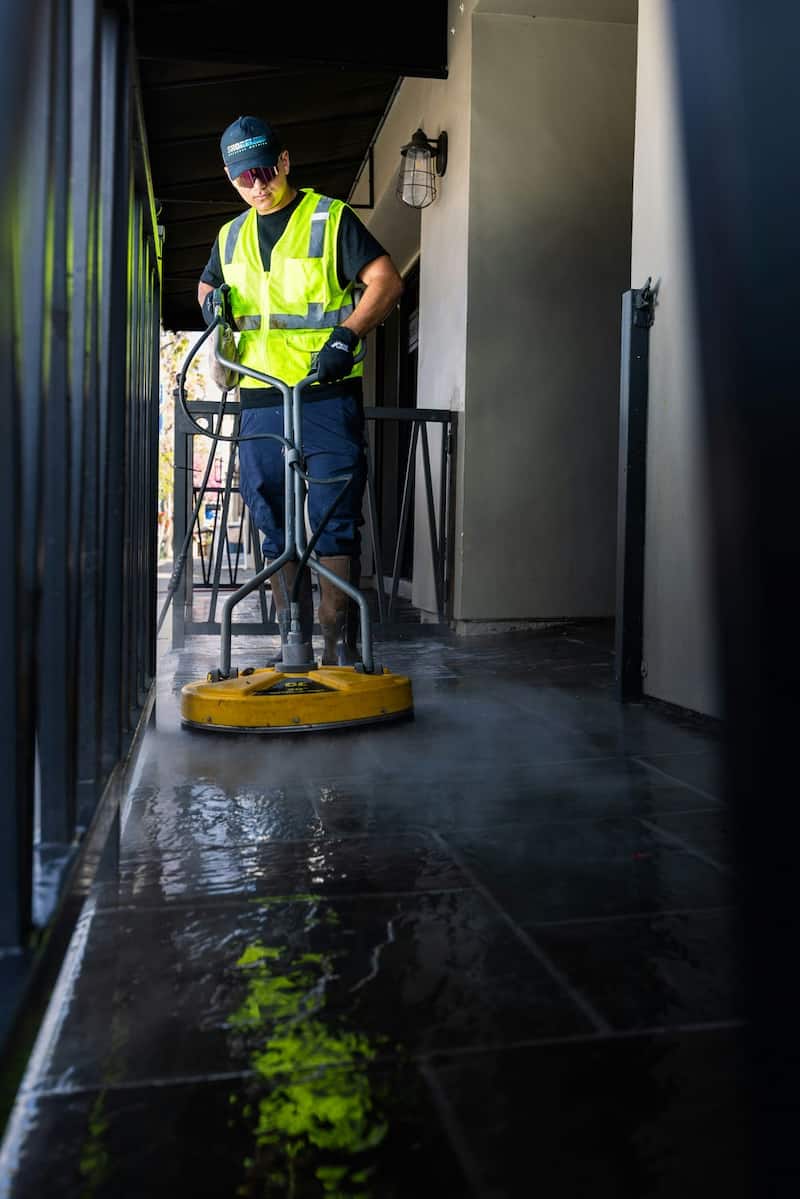 Nettoyage de sol à la monobrosse sur un chantier professionnel